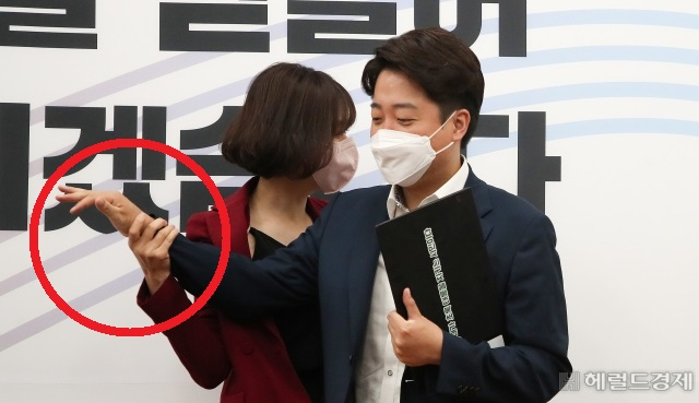  [영상]이준석 "배현진 '악수패싱' 이유? 앞뒤 다르면 강하게 배척한다"