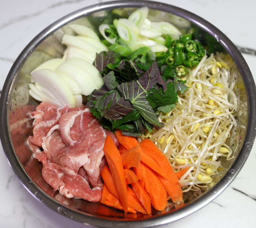 콩불 메인 재료 준비 완료 모습(불고기, 콩나물, 당근, 양파, 대파, 깻잎, 청양고추)