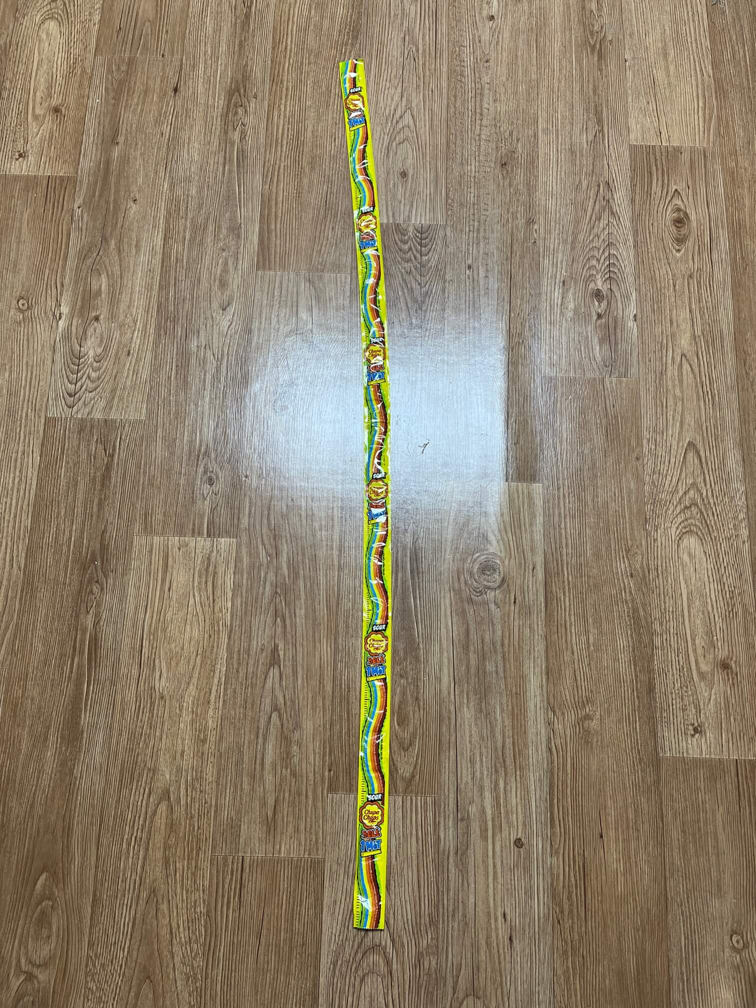 바닥에 놓은채 죽 펴놓은 1미터젤리