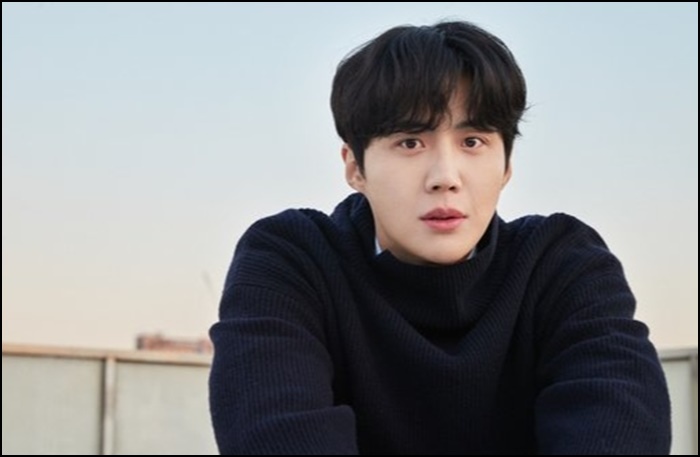 포즈를-잡고-사진찍은-김선호의-모습