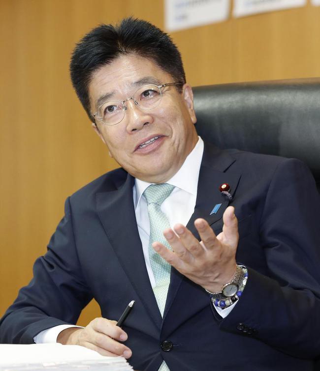  귀멸의 칼날과 진격의 거인 애니메이션을 다 봤다는 일본 스가 내각의 82대 내각관방장관 가토 가쓰노부