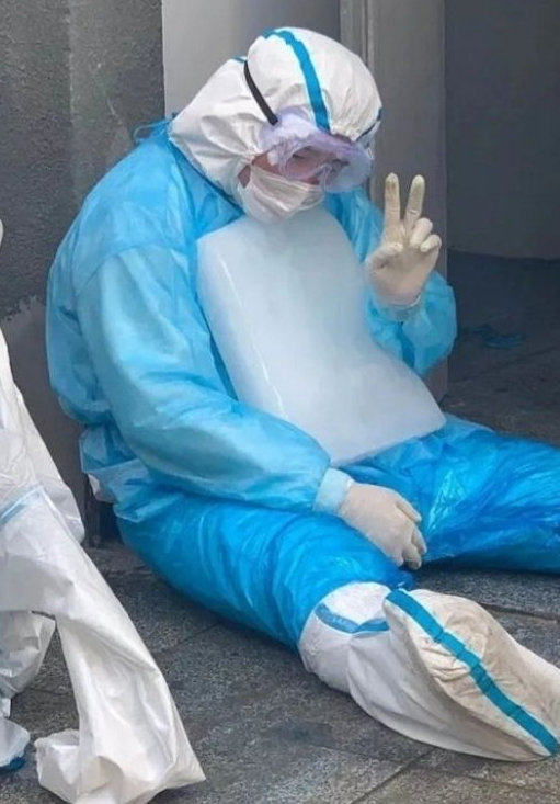  카메라가 오자 괜찮다고 V하는 방역원