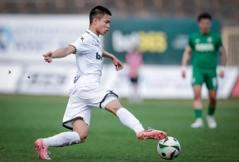 img src="베트남_축구_유럽파_영입.jpg"alt"베트남 축구 유럽파 선수 영입 노력"