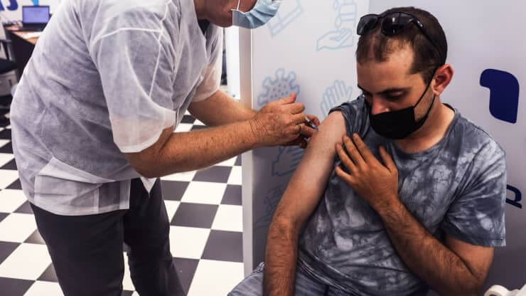  63% 세계 최고 접종율 이스라엘...왜 하루 1만명 감염자 나오나  Israel's COVID Infections Keep Slowing, but Experts Fear a Holiday Reversal