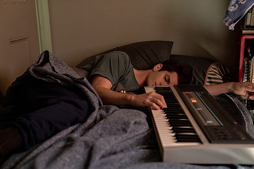 누워서 피아노 치는 남성의 모습