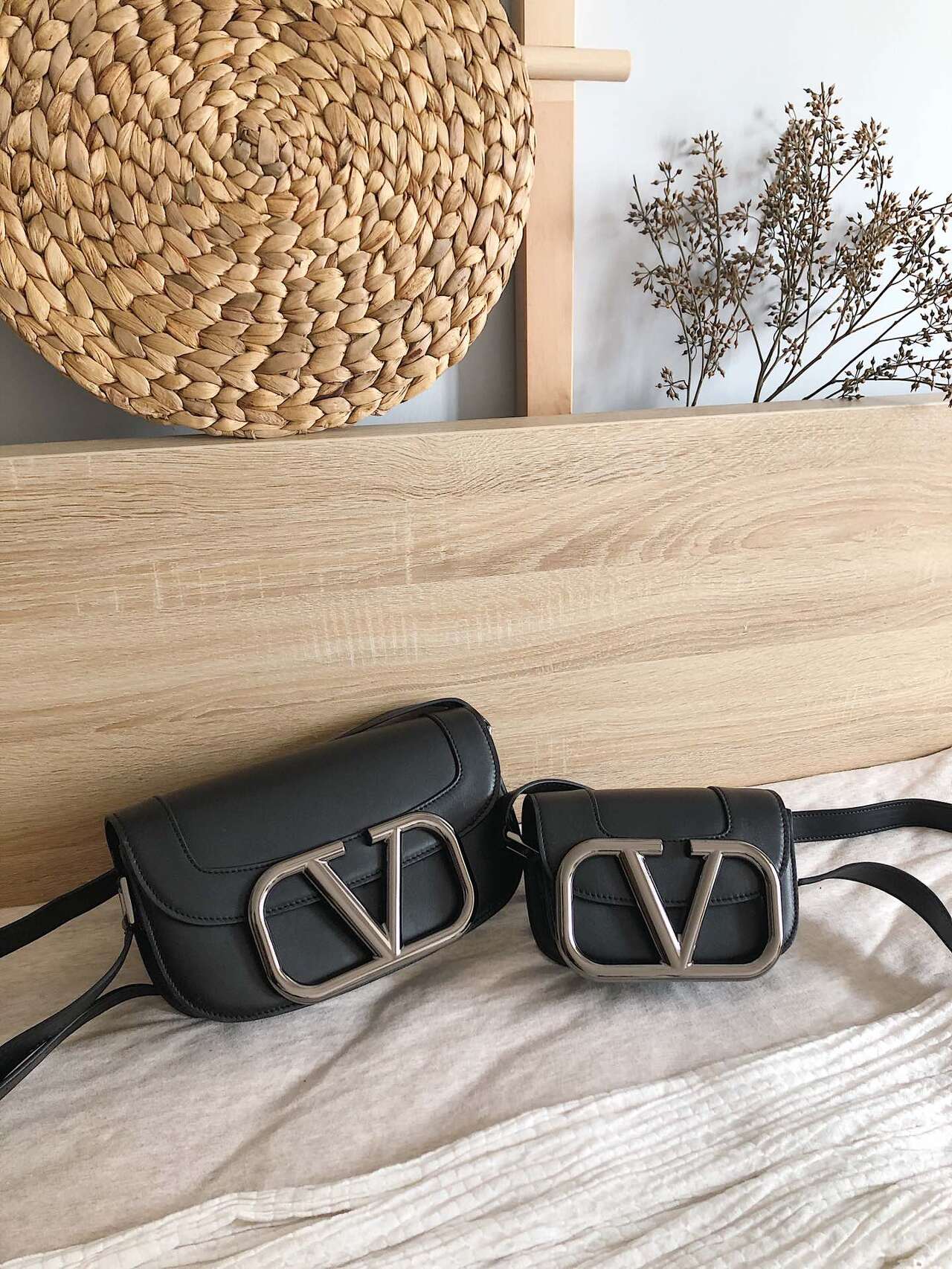  [VALENTINO] 발렌티노 카우 스킨 SUPERVEE 크로스 바디 백 (2 SIZE)