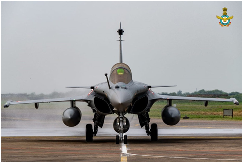 인도 공군 기지에 도착한 라팔 전투기