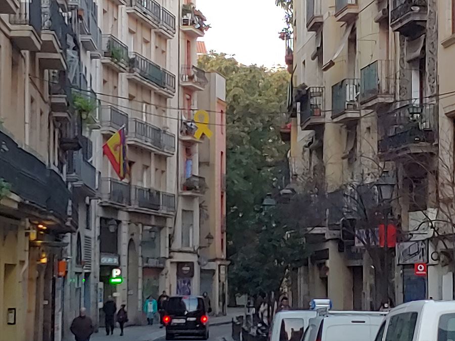 바르셀로나의 흔한 노란 리본. 전선줄에도 보인다.