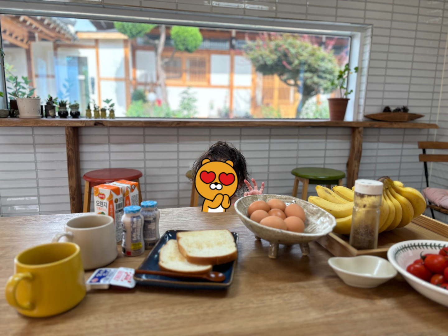 바나나,방울토마토,계란,토스트조식을 먹는 여자아이