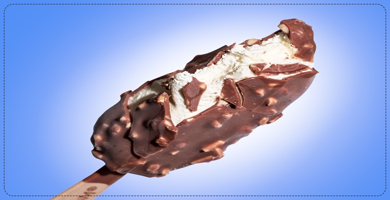 겉에 초코렛으로 덮여 있는 바닐라 아이스크림