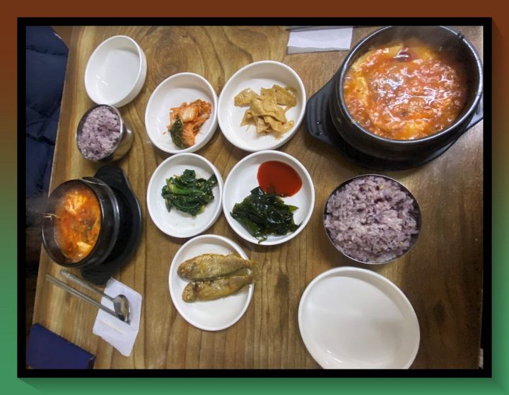 식탁위에 밥이 있다