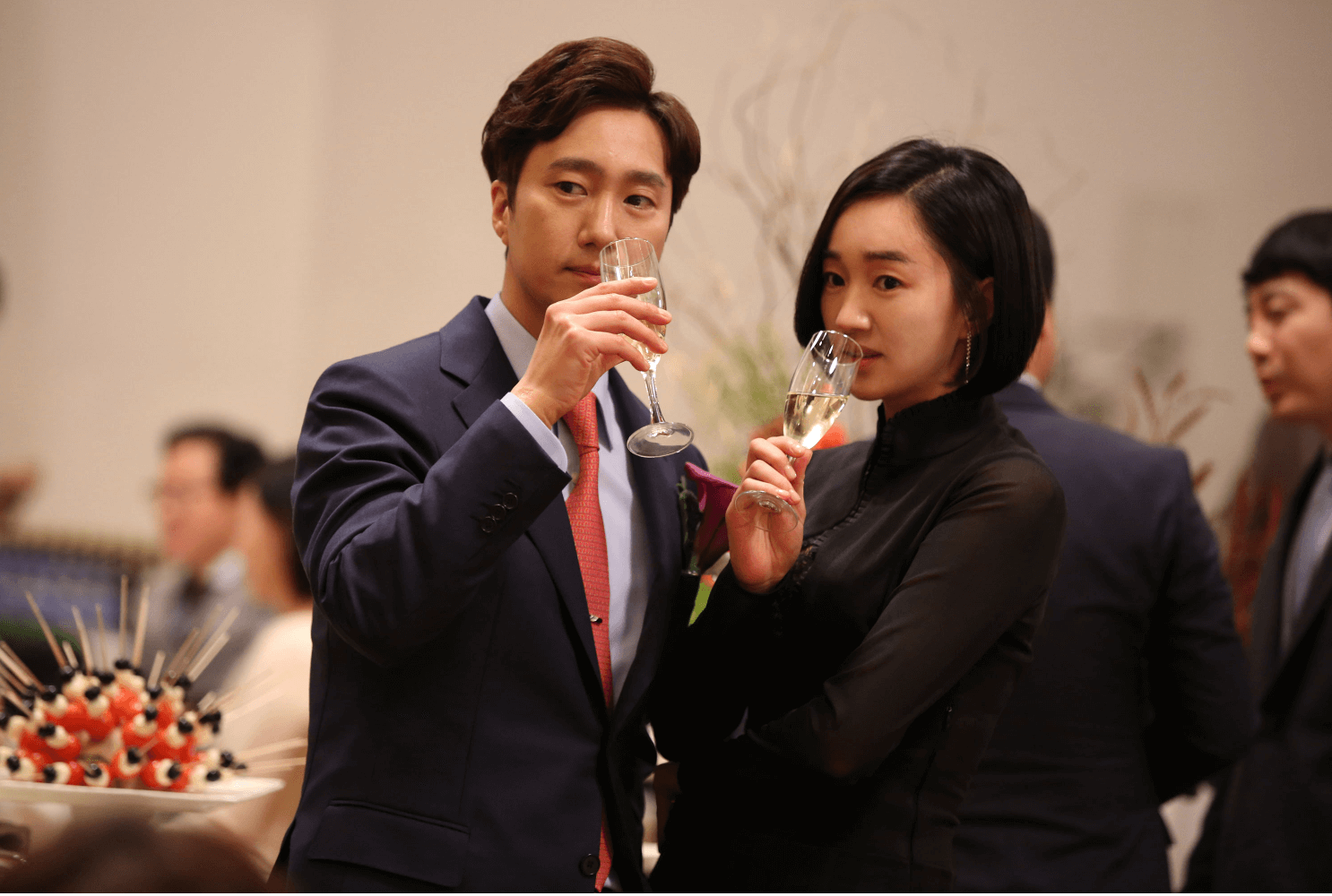 상류사회 주연배우 박해일과 수애가 샴페인을 마시는 파티식장에서 스틸컷