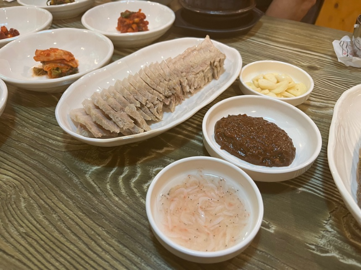 테이블-위에-여러가지-음식들