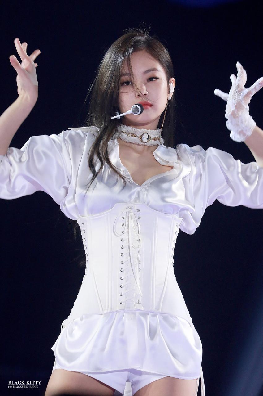  블랙핑크 제니 화이트 코르셋 드레스 레전드 무대의상