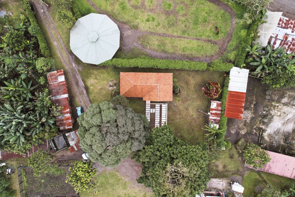 구조의 홀리데이 홈, Casa PR21008 by Engawa Archlab 포치 겸 거실? 이런 집 처음이야! 독특한 5