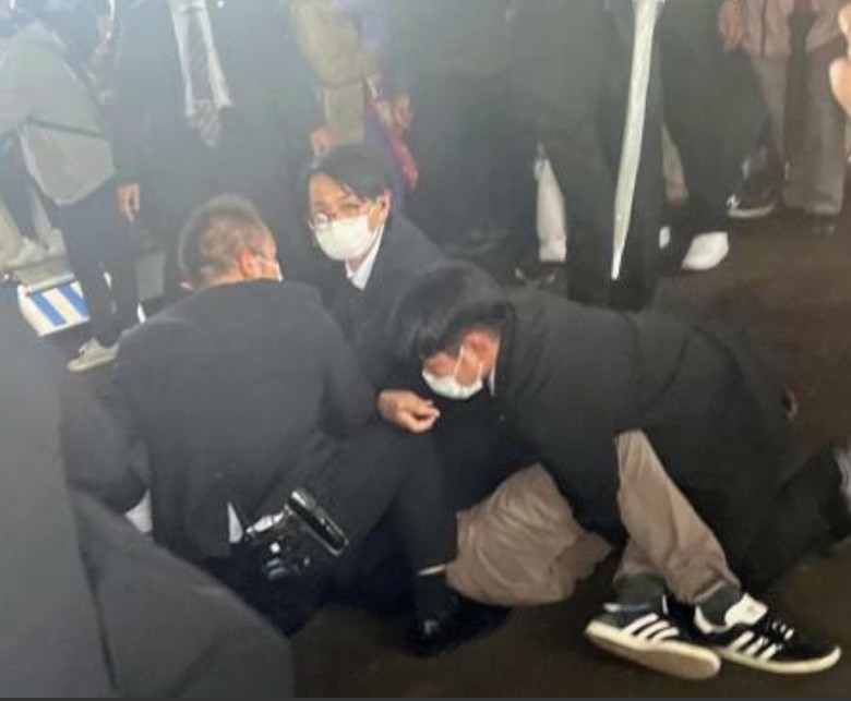기시다 총리 폭발 용의자 체포 모습