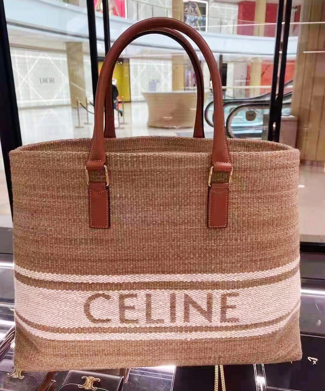  [CELINE] 셀린느 텍스타일 로고 카프스킨 호리즌탈 카바스백 190062DJC.02ET