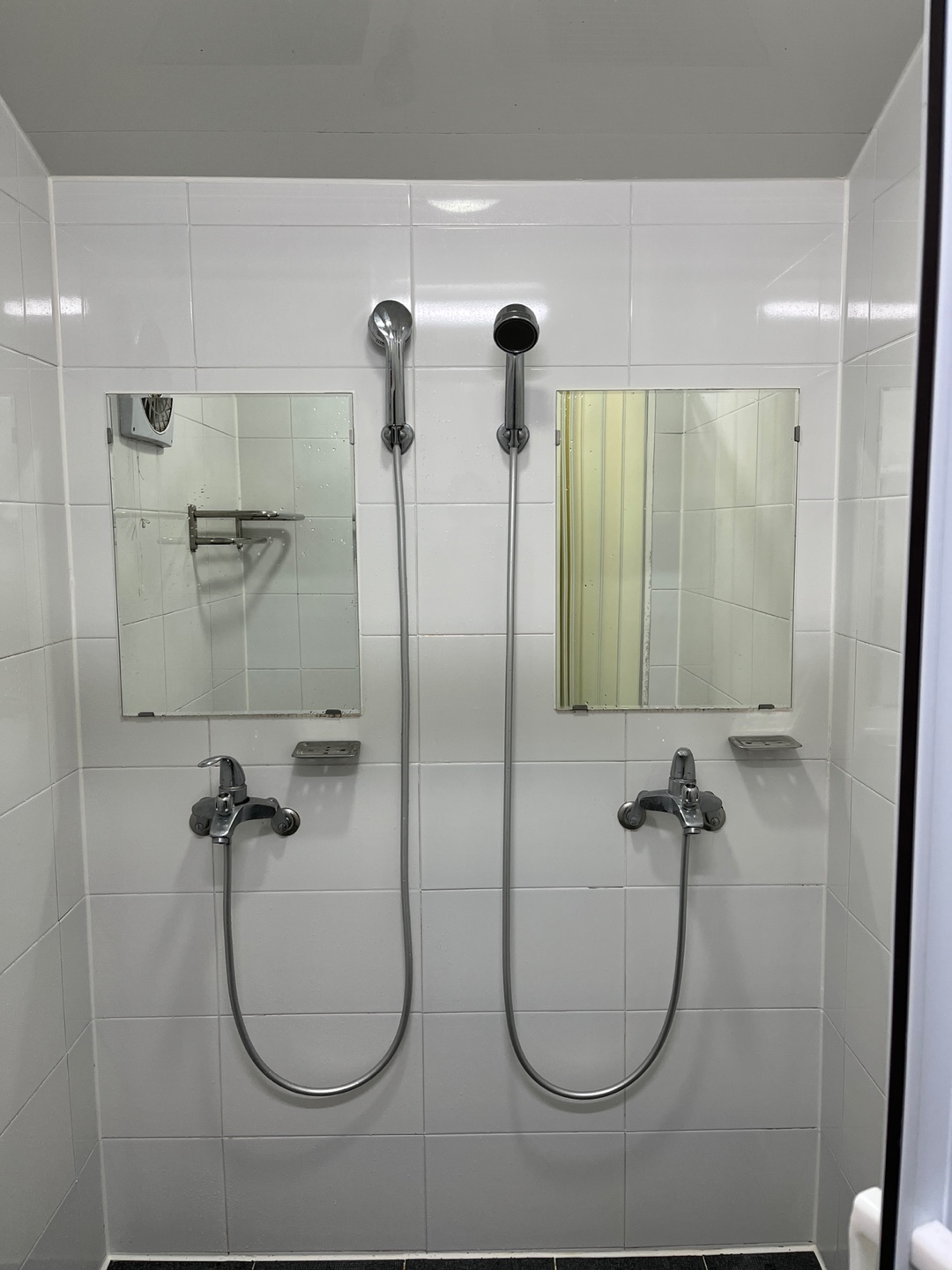 호명산 잣나무숲속 캠핑장 - 샤워실 모습