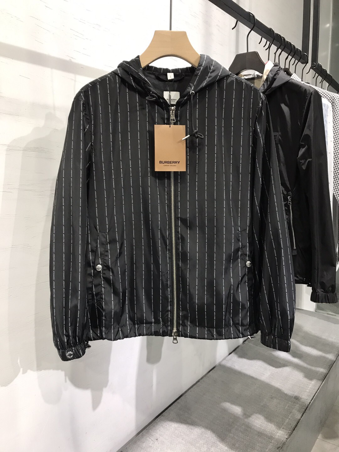  [BURBERRY] 버버리 21FW 스트라이프 로고 후드 집업 자켓