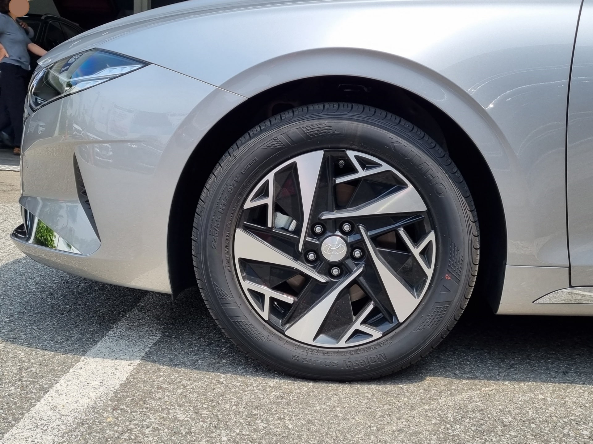 그랜저 르블랑 하이브리드에는 17인치 휠 타이어가 기본입니다. 1인치 더 늘리면 안 될까요?