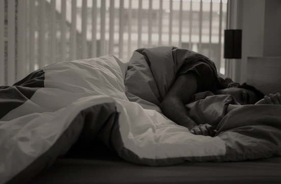 침대위에서 자는 흑백사진