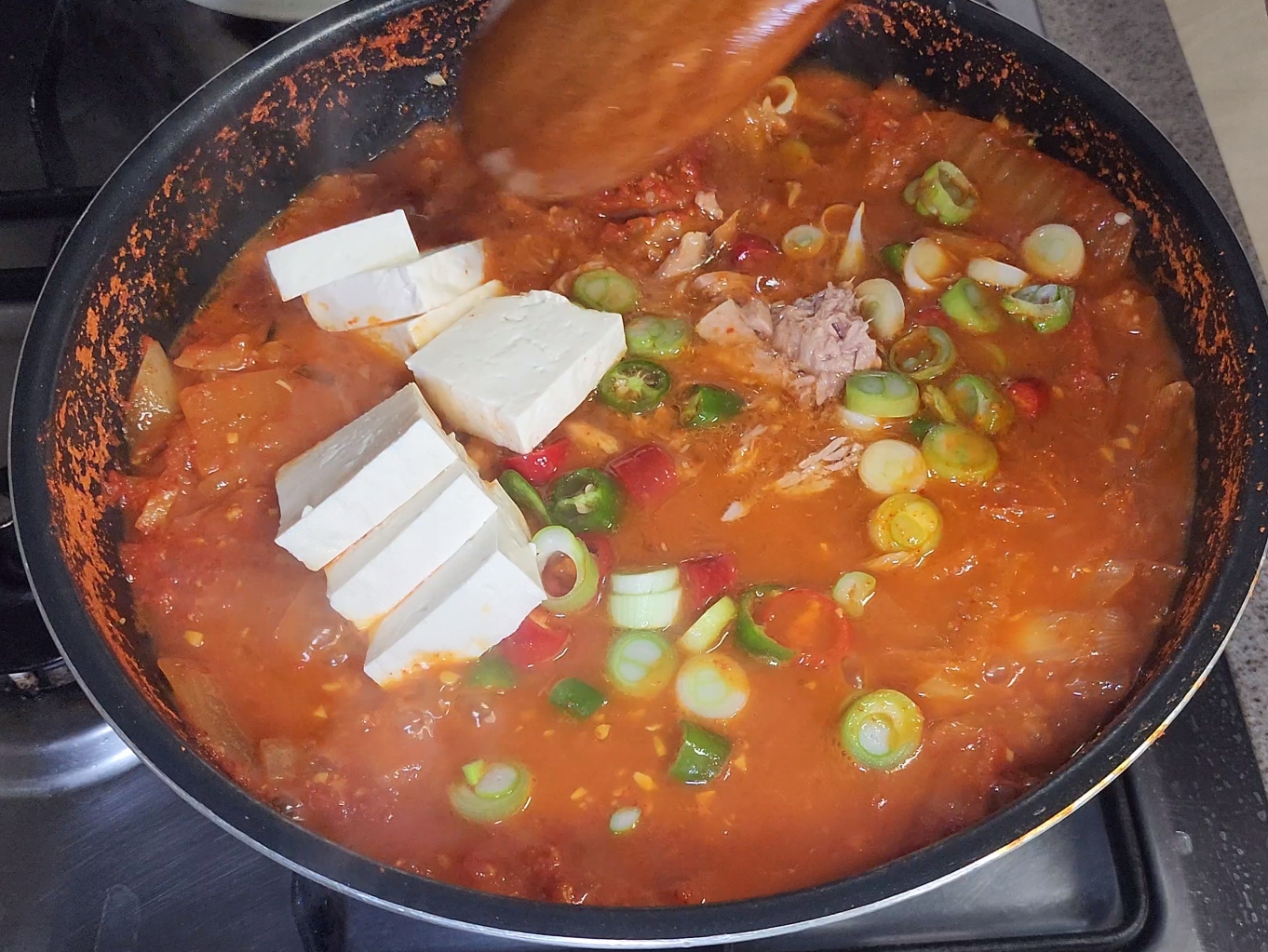 두번째-끓이기-재료(두부,-고추,-참치)