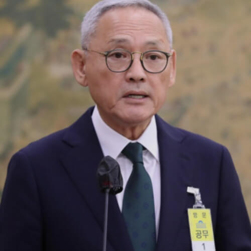 유인촌 앞모습