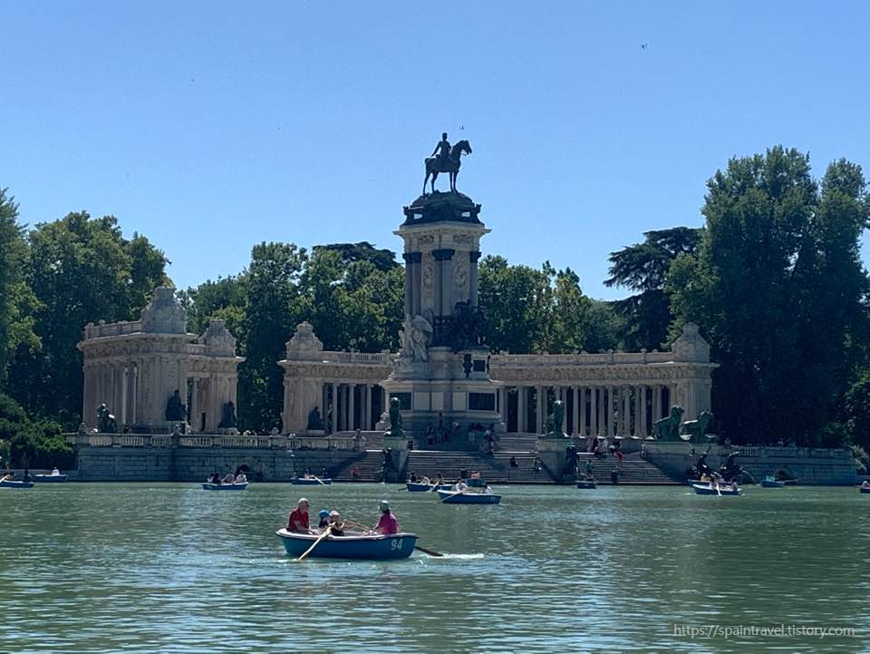 레티로 공원 중앙 호수와 알폰소 XII 동상
