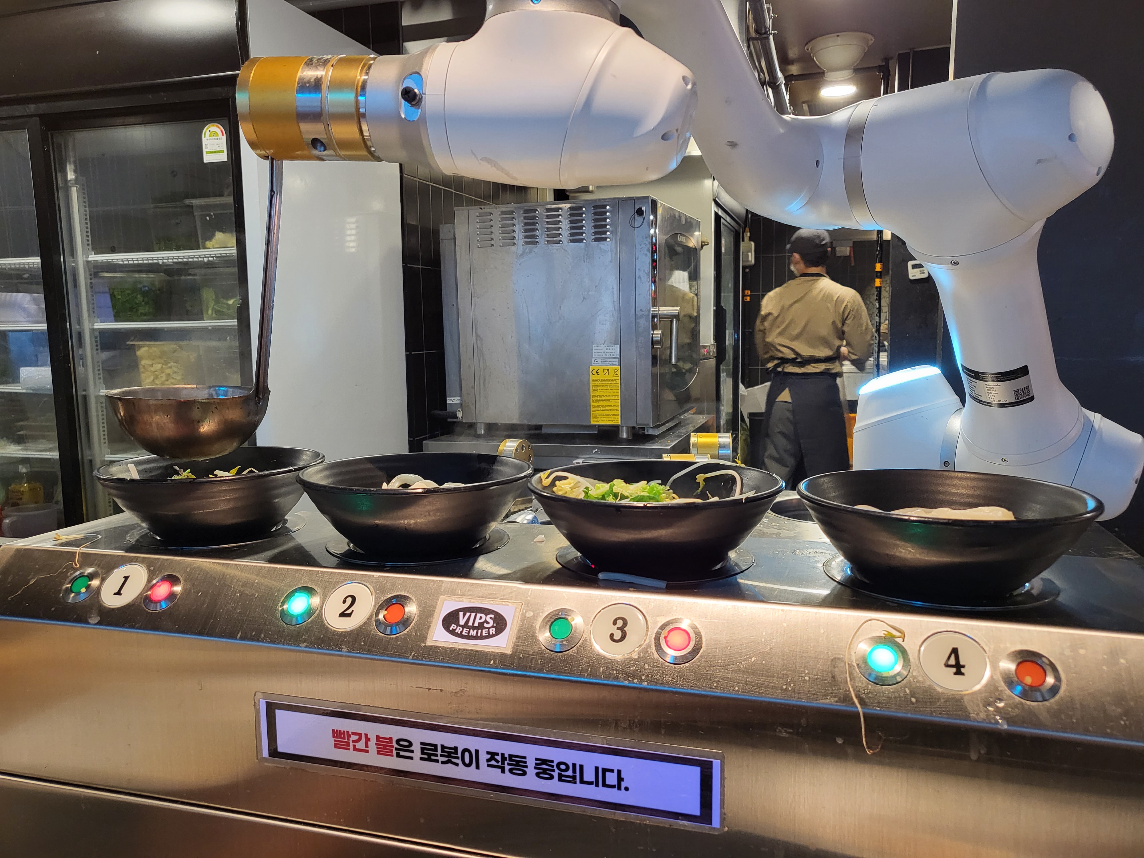 목동 빕스 프리미엄 로봇이 음식 만드는중