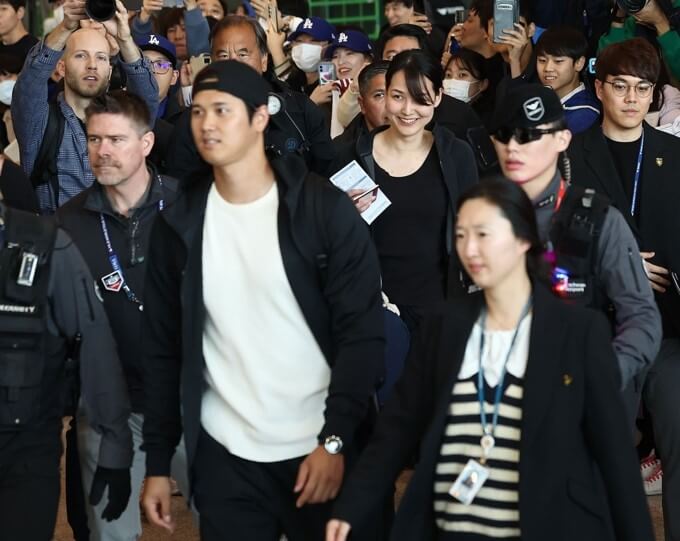 한국에서 열릴 미국프로야구(MLB) 개막 시리즈를 치르기 위해 입국한 로스앤젤레스(LA) 다저스 구단이 선수단을 향해 날계란을 던진 20대 남성의 처벌을 원하지 않는다는 의사를 밝혔다.

인천국제공항경찰단은 최근 인천공항 입국장에서 발생한 날계란 투척 사건과 관련해 다저스 구단으로부터 처벌 불원 의사를 확인했다고 18일 밝혔다.

다저스 구단 측은 한국 행사 대행업체를 통해 &quot;당시 선수단 누구도 날계란에 맞지 않아 피해가 없었다&quot;며 &quot;피의자를 처벌할 의사가 없다&quot;고 말한 것으로 전해졌다.