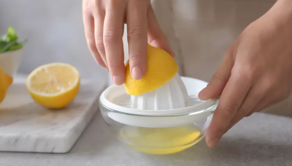 레몬을 그릇에 짜서 넣기(이미지 출처: Shutterstock)