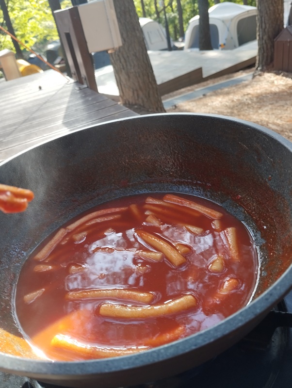 캠핑장에서 맛있게 완성된 롱슬림떡볶이 모습입니다.