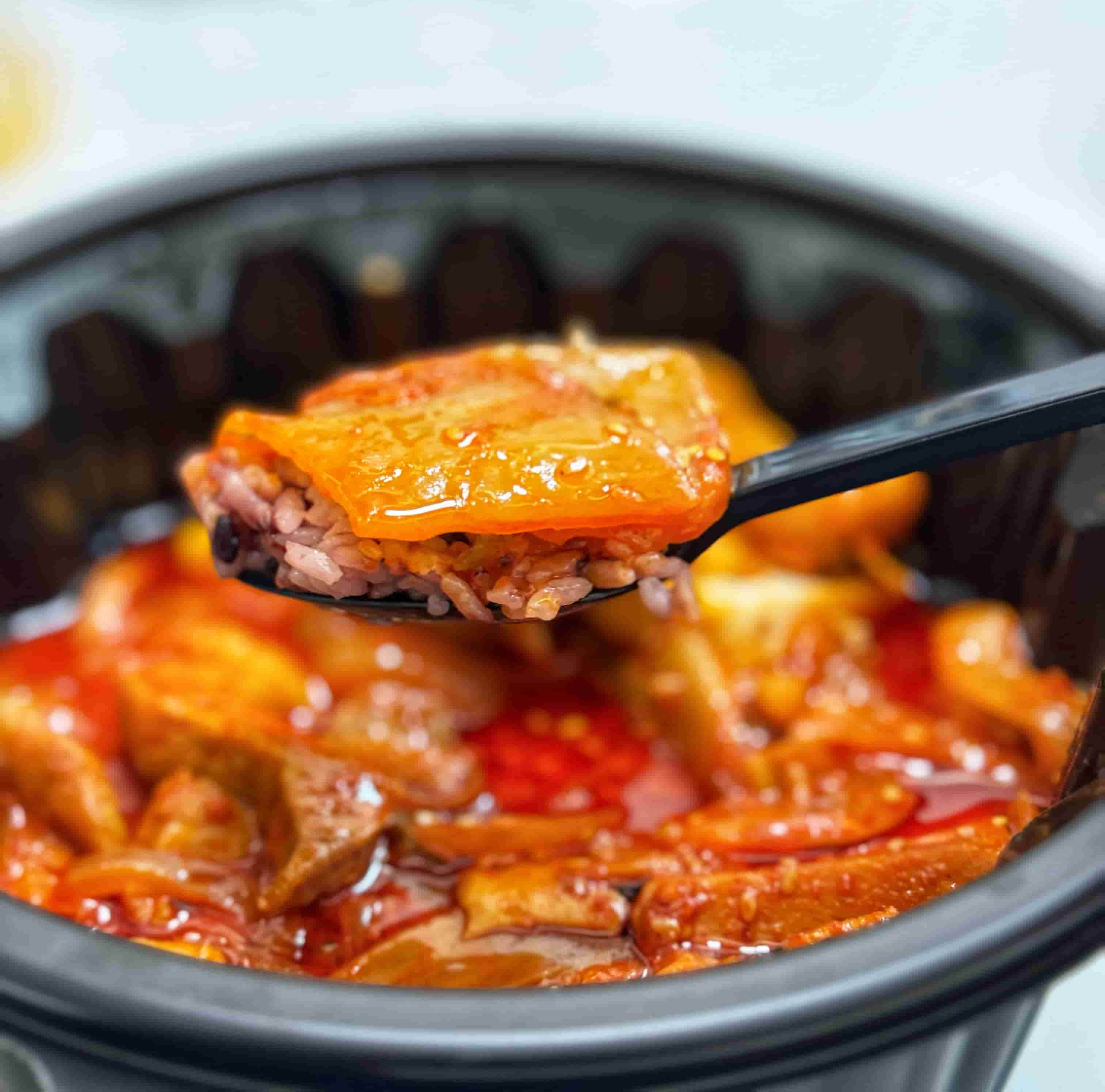 흑돼지 짜글이의 김치와 밥을 함께 먹는 사진