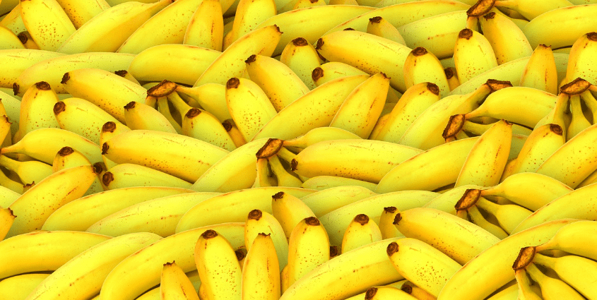 바나나가 많이 쌓여 있는 모습