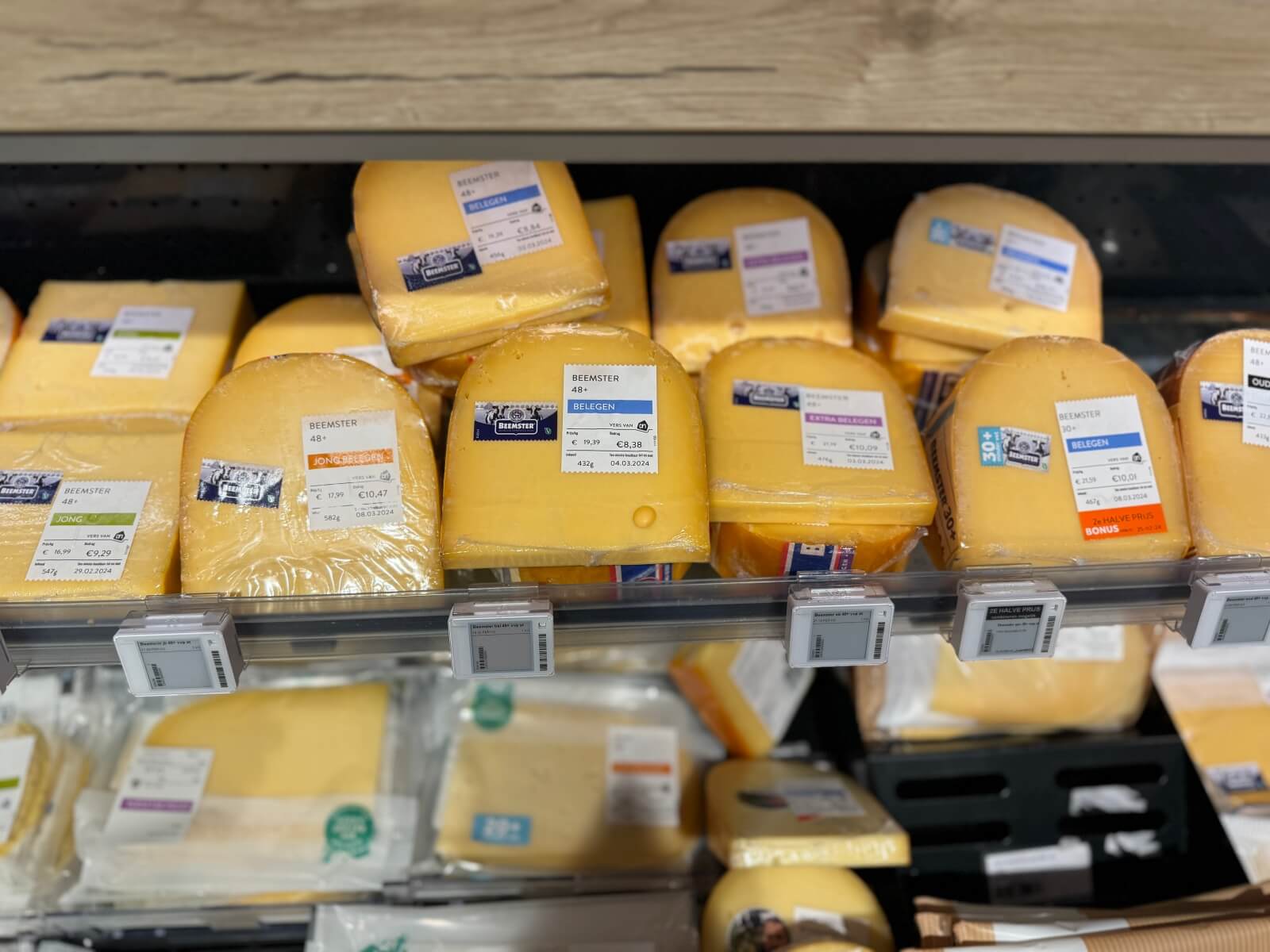 네덜란드 슈퍼마켓 치즈 매대 치즈들