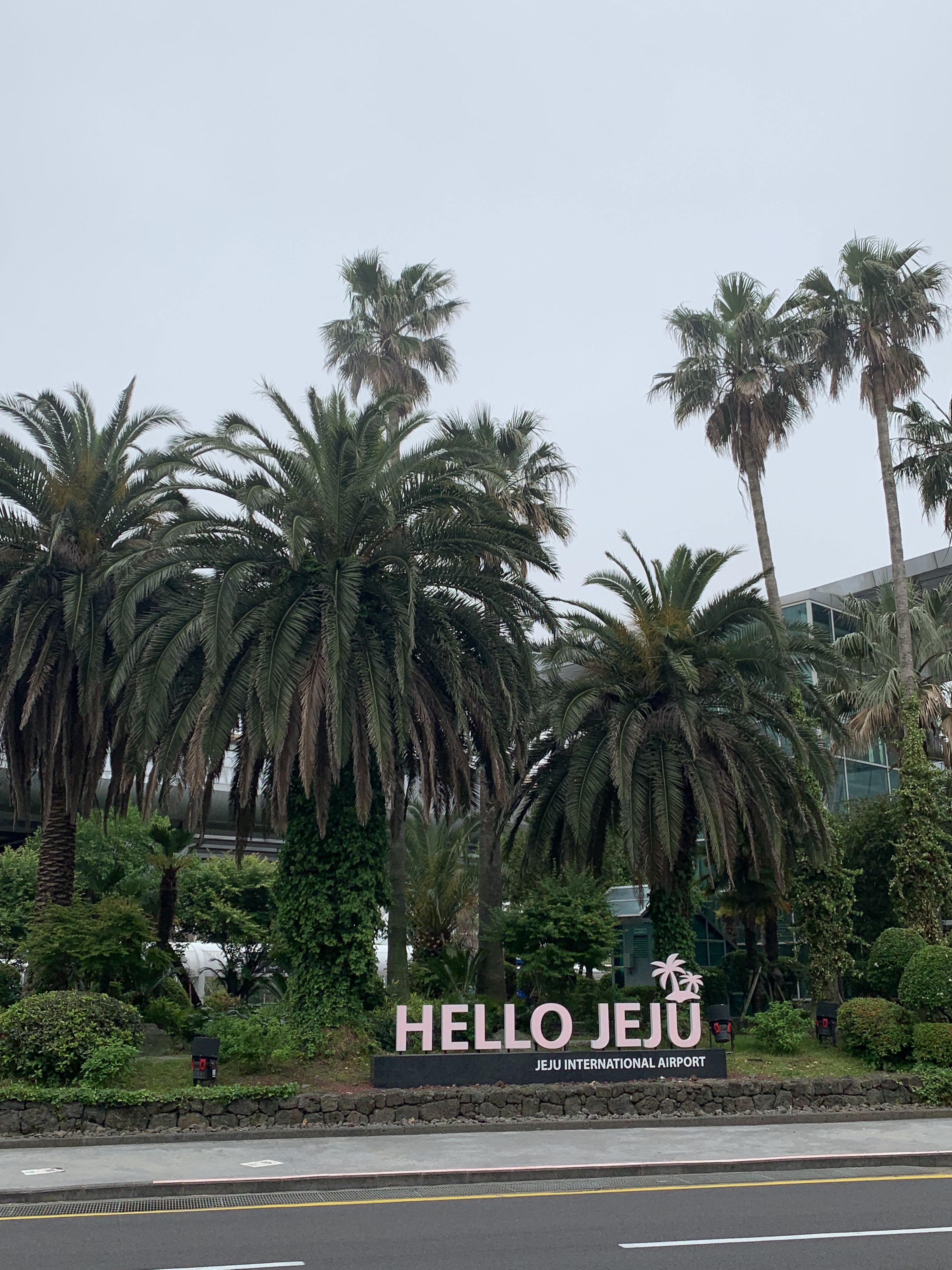 제주도에 도착했을 때 반기는 HELLO JEJU 문구의 돌