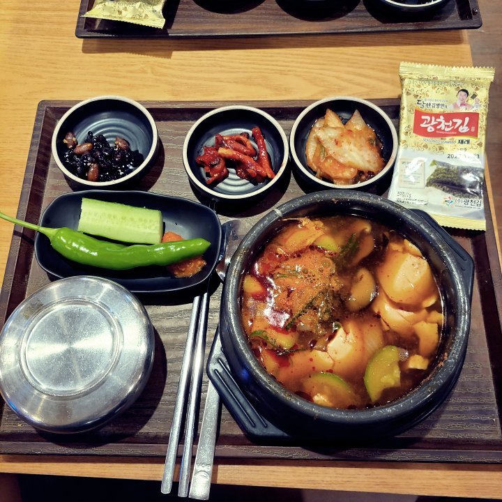 순두부찌개-고추-공기밥-광천김