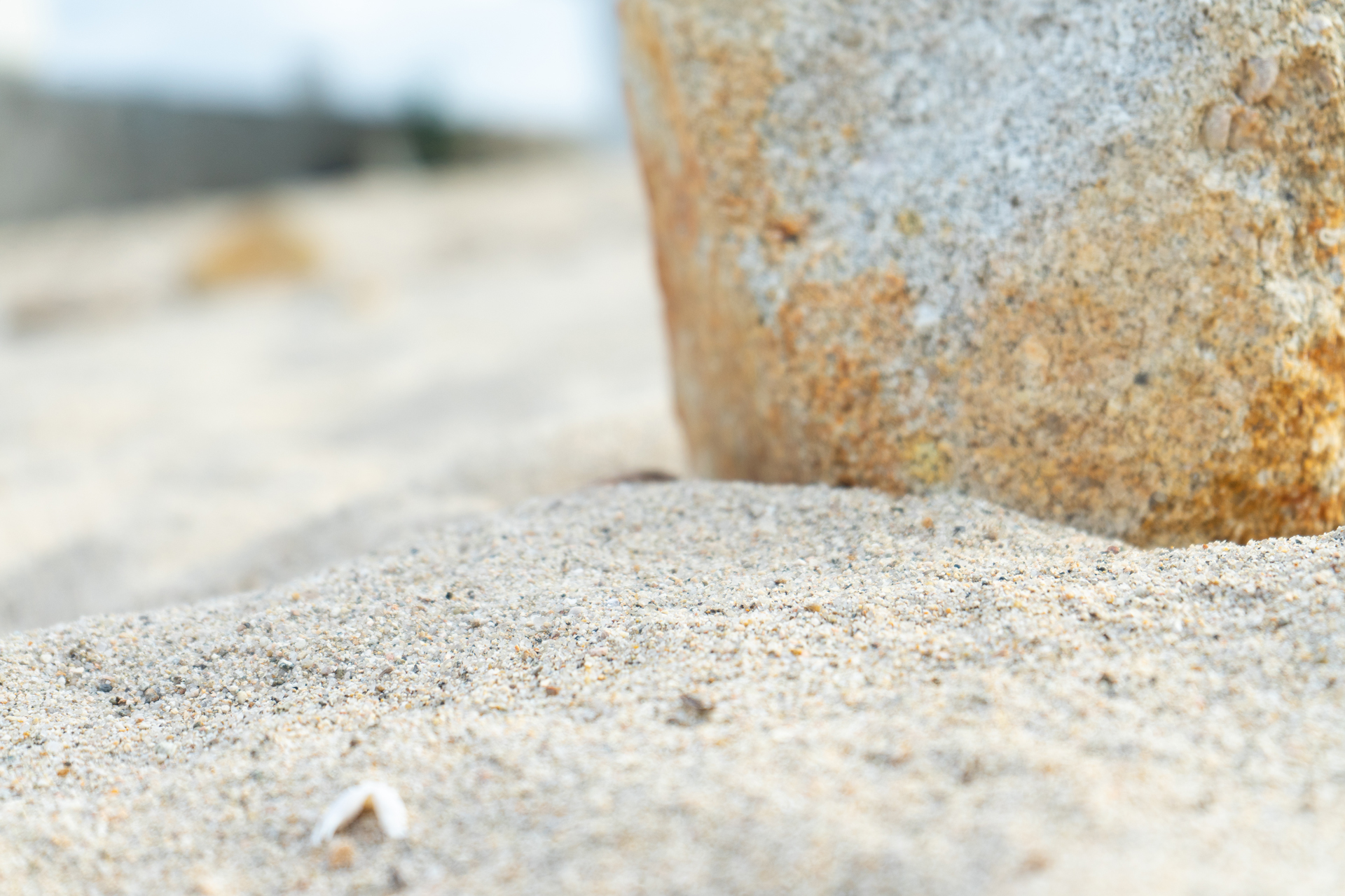 바다 모래와 큰 돌