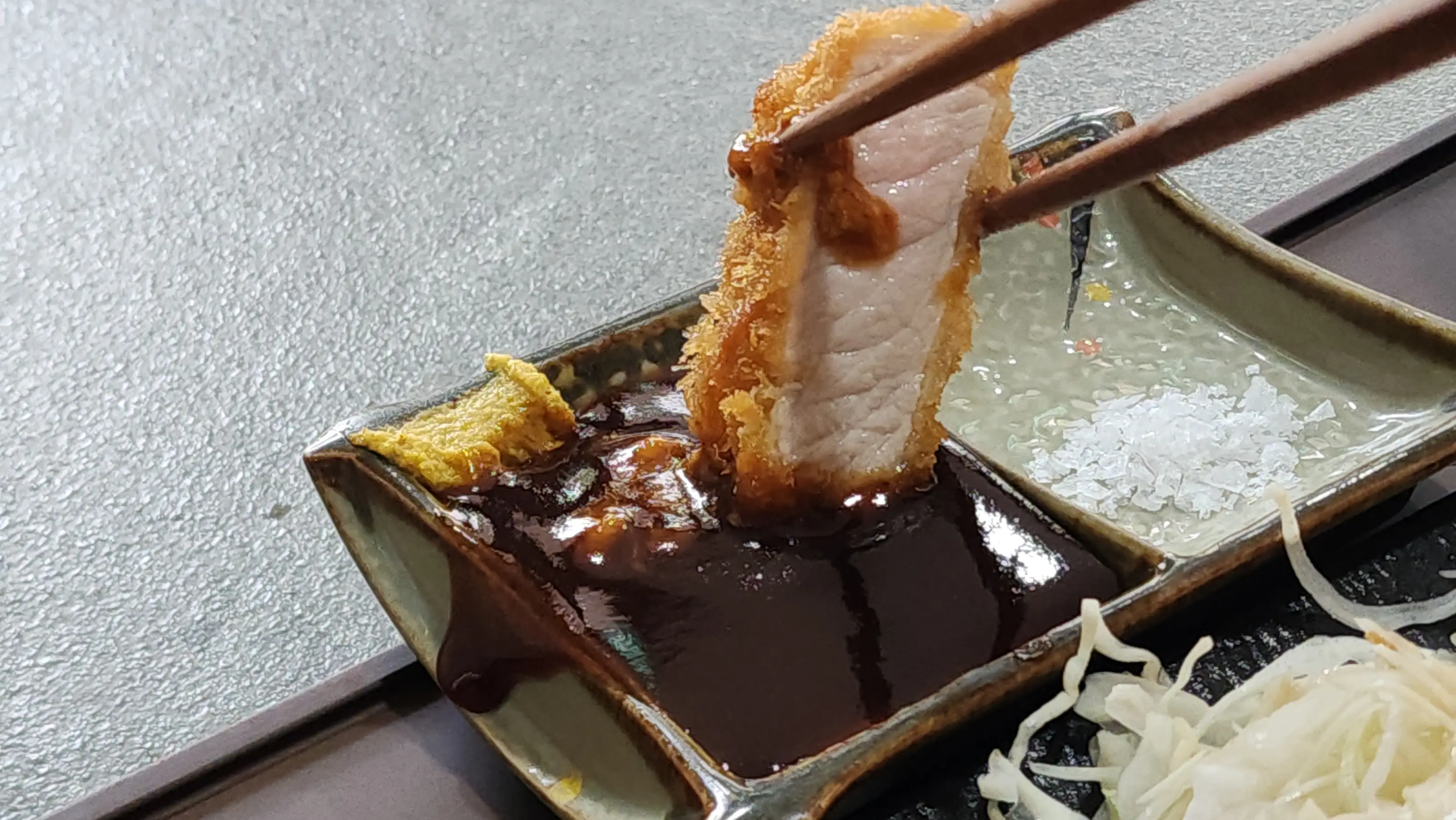 감츠 로스카츠를 소스에 찍는중