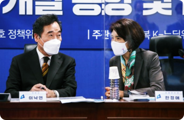  문정부의 코로나 오판?...'셀트리온 치료제' 믿다 백신 놓친걸까?