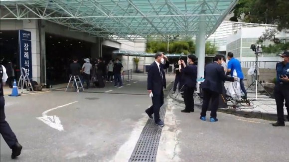 서울시청 앞 박원순 분향소 앞 성창경TV서울대병원 장례식장 주차장에 마련된 강용석·김용호·김세석·김용호·양평의 집. 유튜브 ON. 2020년 7월 11일 2시 30분 8