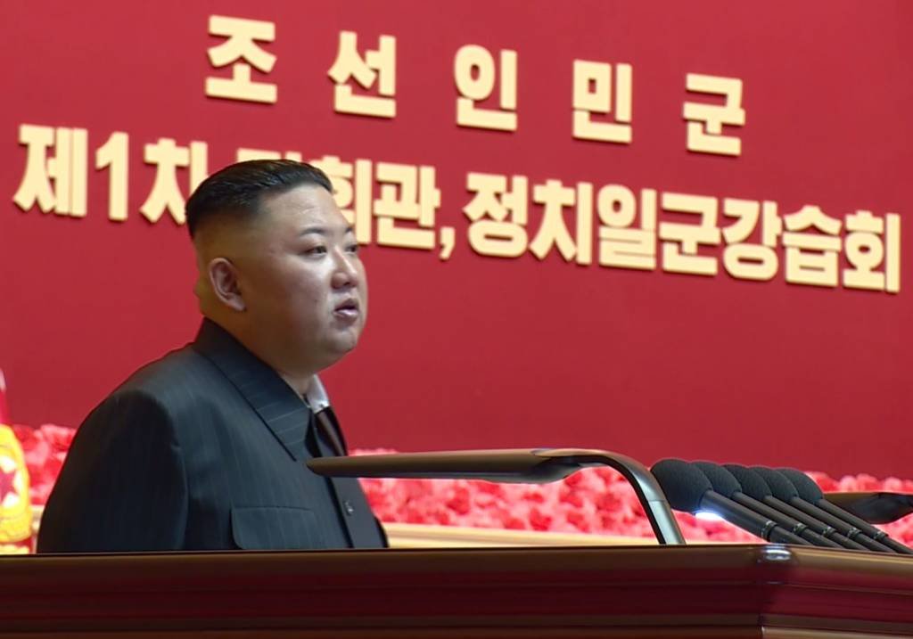  김정은 뒤통수 저게 뭐야?…'살구색 테이프'에 외신이 내놓은 ...