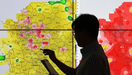 전국 대부분 지역에 폭염 특보가 내려진 30일 오후 경기도 수원시 권선구 수도권기상청에서 예보관이 기온을 살펴보고 있다. 연합뉴스