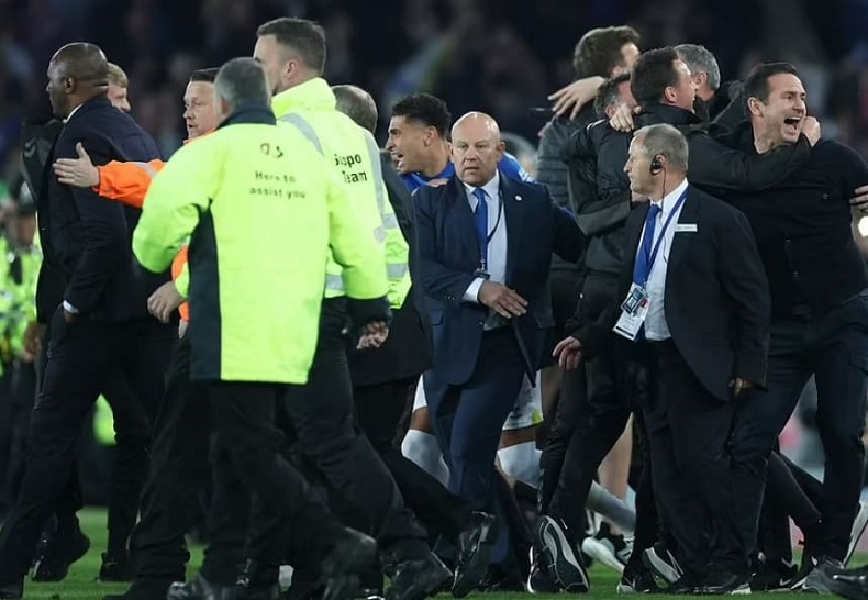  난동 폭력으로 얼룩진 영국 프리미어 리그 VIDEO: Shocking moment Everton pitch invader gives Vieira the middle finger
