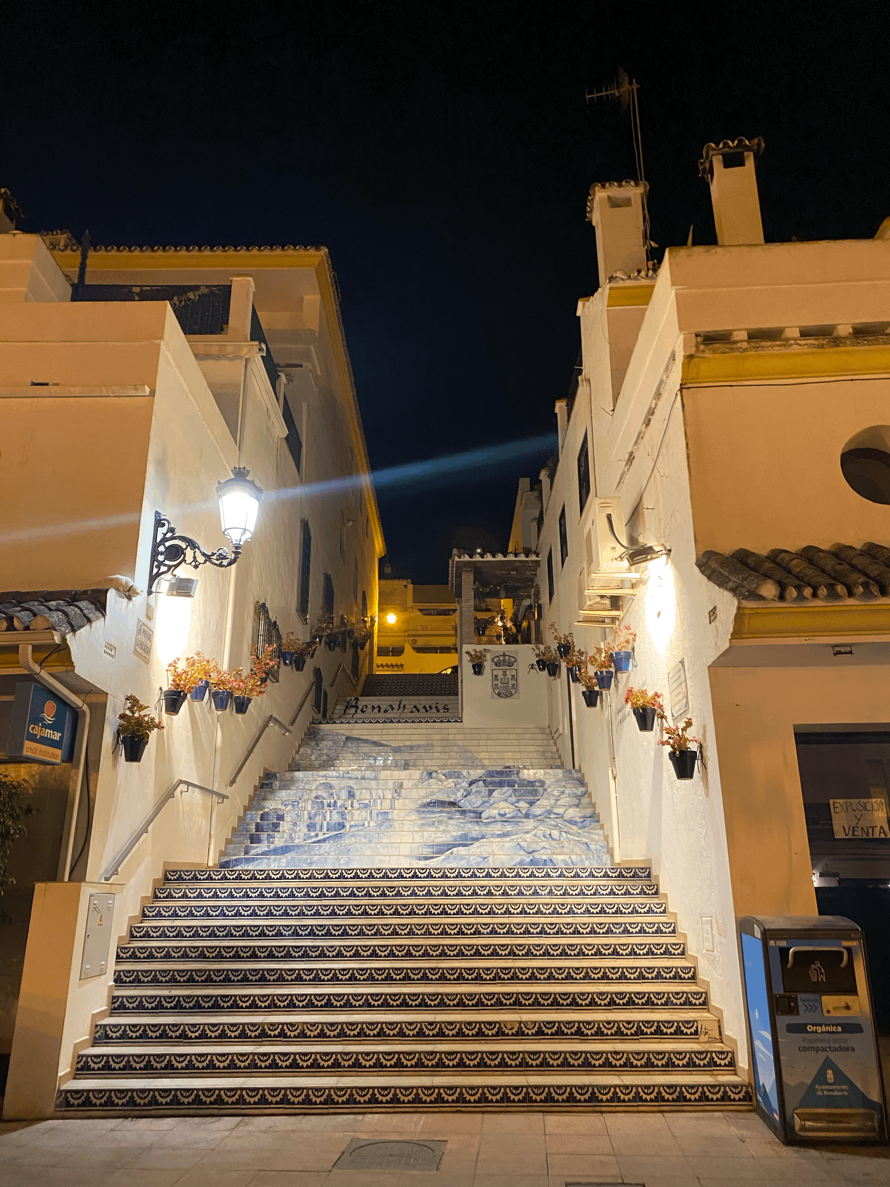 가로등과 계단