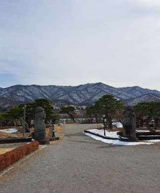 베이커리 씨어터 앞 화야산 전경