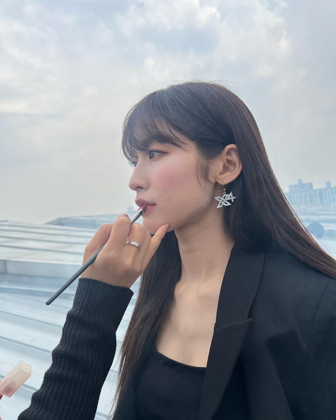  오마이걸 아린 인스타그램 검정 자켓 부츠 섹시 화보 비하인드 사진