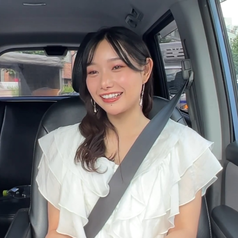 차량 안에서 미소짓는 미츠하 치하루(Chiharu Mitsuha)