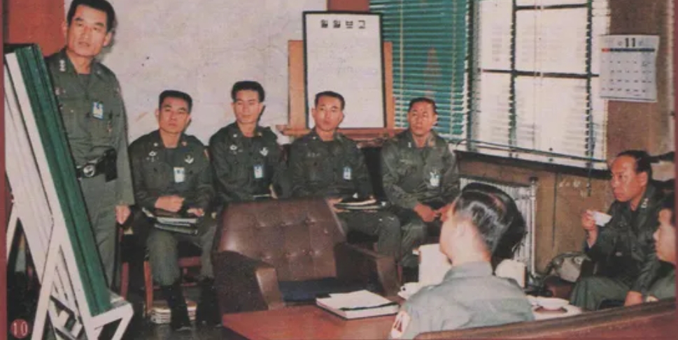 작전 보고를 받고 있는 장태완 장군