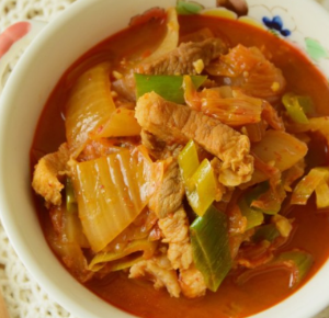 돼지고기 김치찌개 레시피: 간단한 삼겹살 김치찌개 끓이는 법